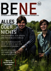 Das Cover des Bene Magazins Nummer 32 zeigt einen jungen Mann und eine junge Frau im hohen Gras